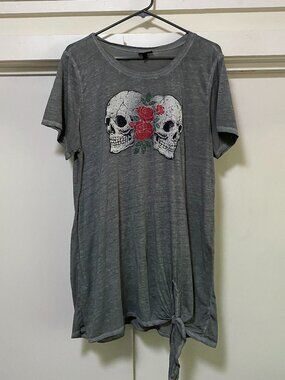 Torrid, short sleeve, marbled gray tee w/skeletons & roses, size 2 (2X)